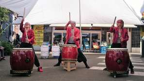 taikogroep Ginnopiyoko performt met ethische kleding... van Mandragora!